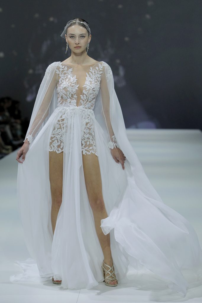 In questa foto una modella indossa un abito da sposa Agnieszka Światły 2023
