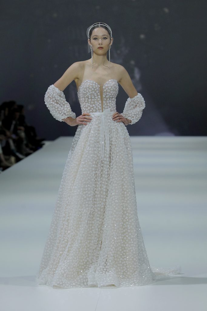 In questa foto una modella indossa un abito da sposa Agnieszka Światły 2023, visto sulla passerella della BBFW 2022