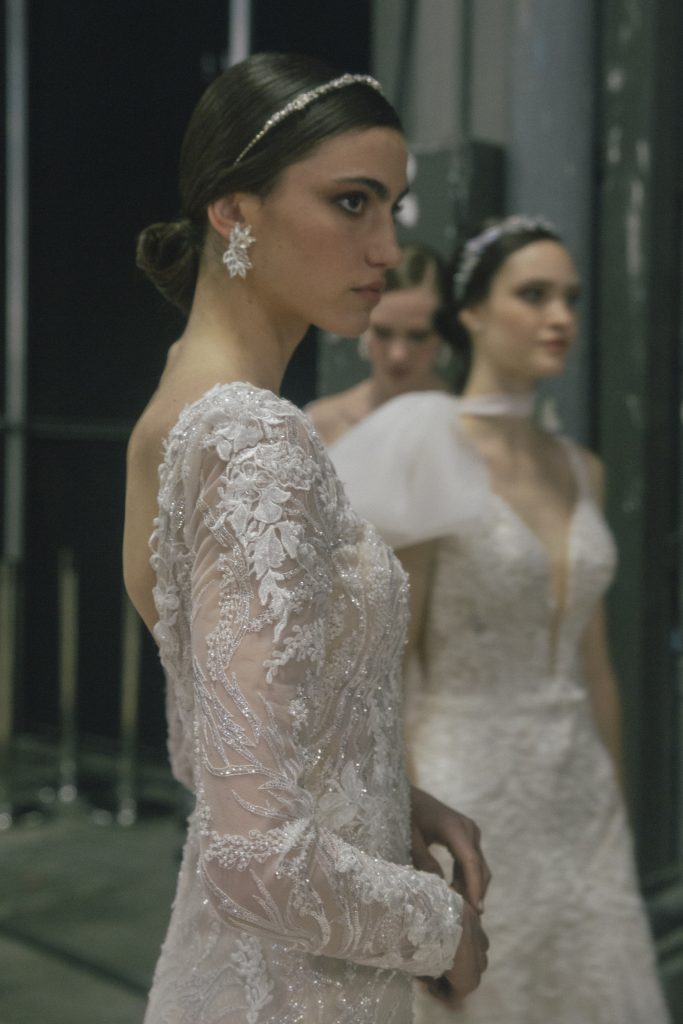 In questa foto una modella indossa un cerchietto da sposa 