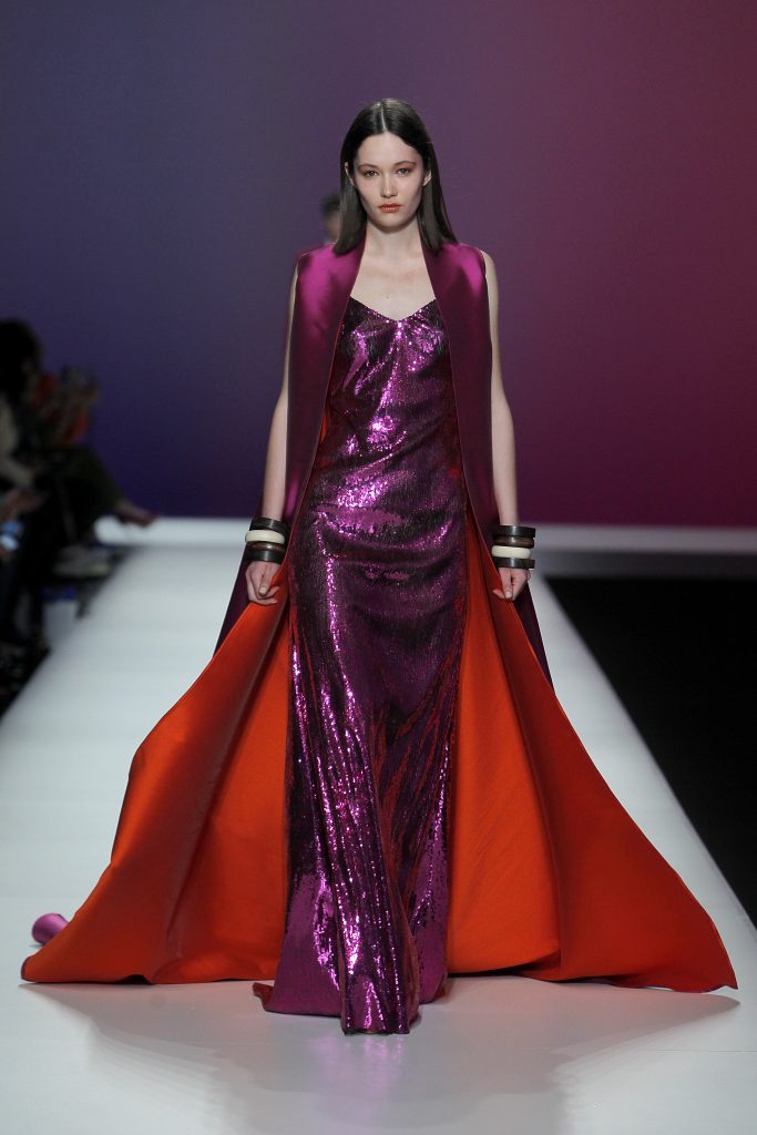 In questa foto una modella indossa un abito da cerimonia donna Carlo Pignatelli 2023, visto sulla passerella della BBFW 2022