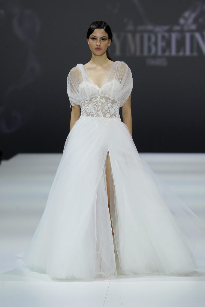 In questa foto una modella indossa un abito da sposa Cymbeline 2023, visto sulla passerella della BBFW 2022