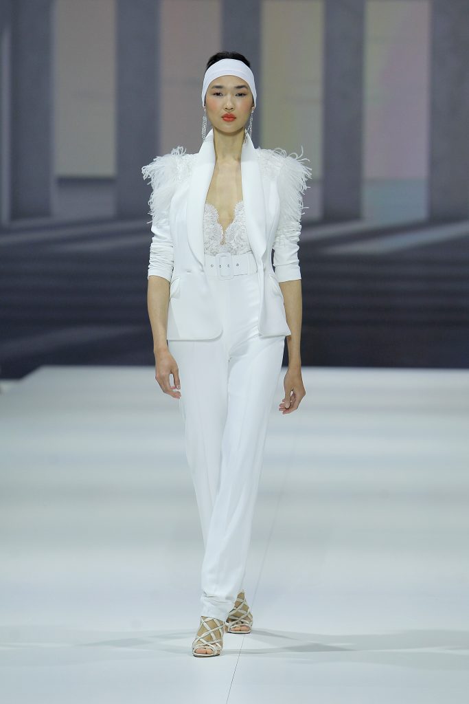 In questa foto una modella indossa un abito da sposa Higar Novias 2023, visto sulla passerella della BBFW 2022