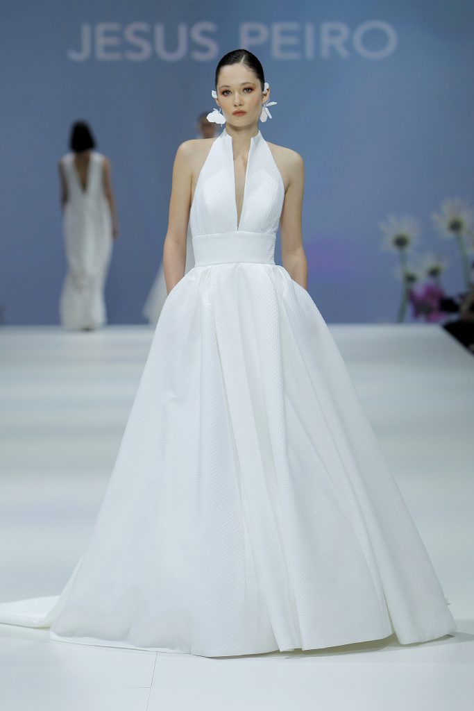 In questa foto una modella indossa un abito da sposa Jesus Peiro 2023, visto sulla passerella della BBFW 2022