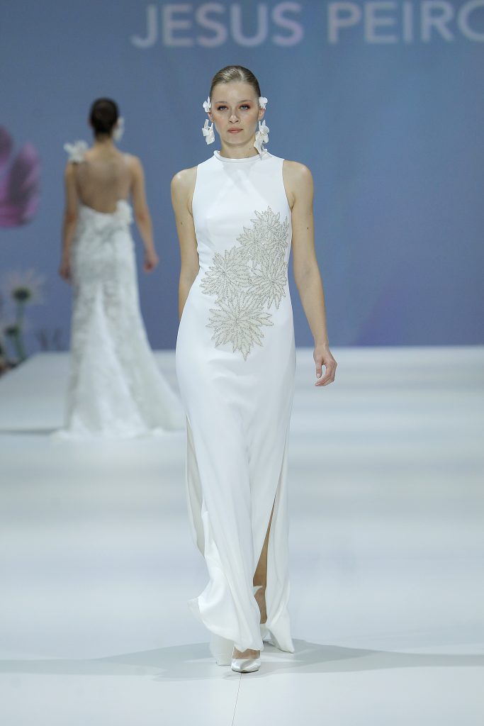 In questa foto una modella indossa un abito da sposa Jesus Peiro 2023, visto sulla passerella della BBFW 2022