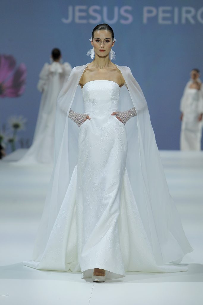In questa foto una modella indossa un abito da sposa Jesus Peiro 2023, visto sulla passerella della BBFW 2022