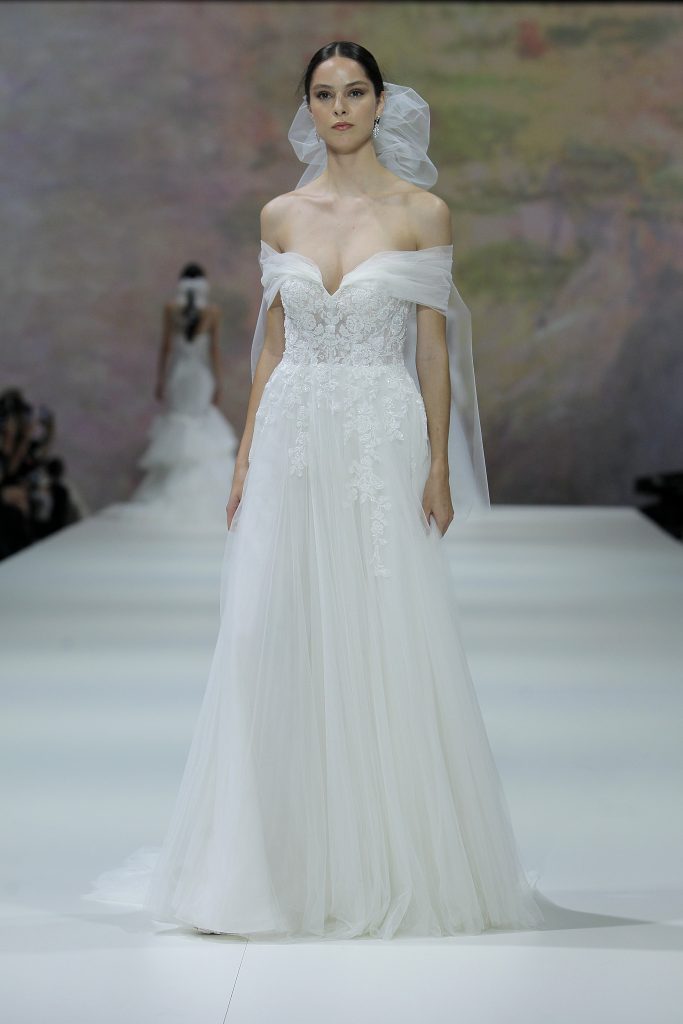 In questa foto una modella indossa un abito da sposa Marchesa for Pronovias 2023, visto sulla passerella della BBFW 2022