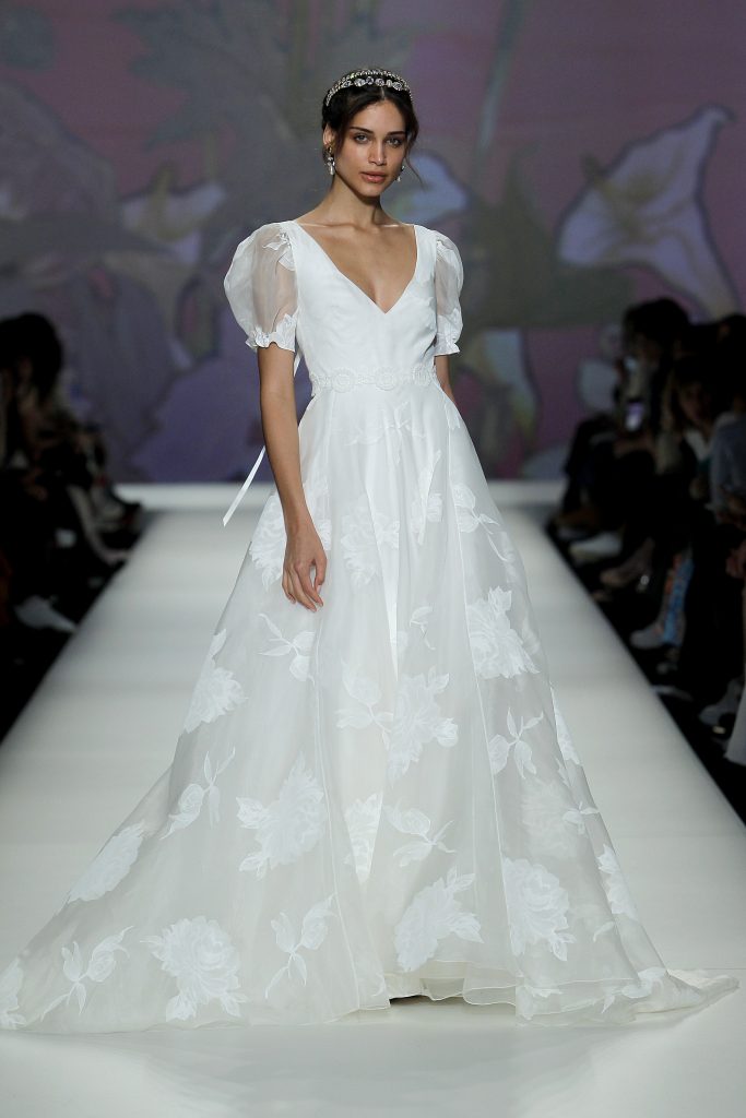 In questa foto una modella indossa un abito da sposa More 2023, visto sulla passerella della BBFW 2022