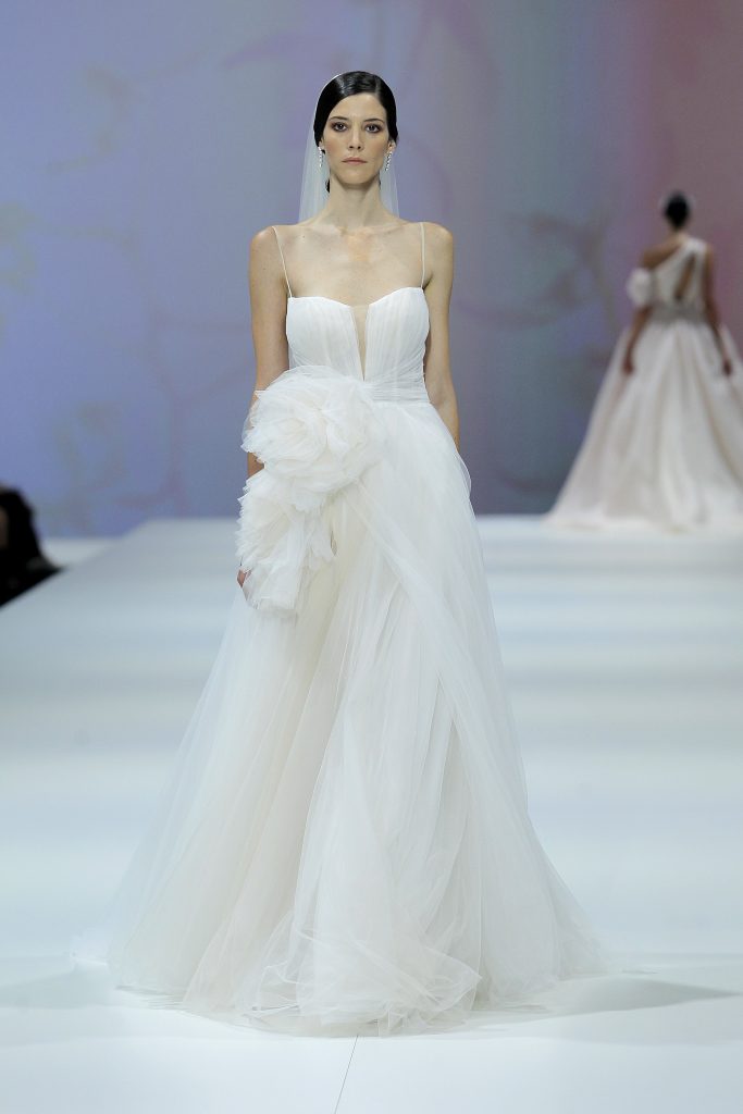 In questa foto una modella indossa un abito da sposa Nicole Milano 2023, visto sulla passerella della BBFW 2022