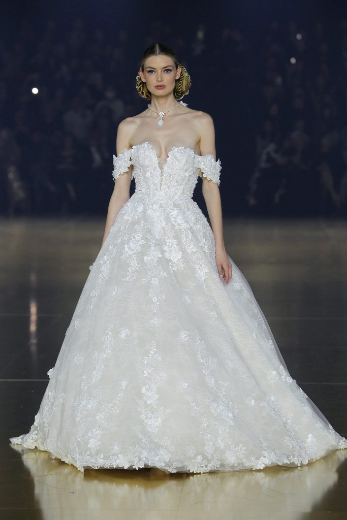 In questa foto una modella indossa un abito da sposa Atelier Pronovias 2023, visto sulla passerella della BBFW 2022