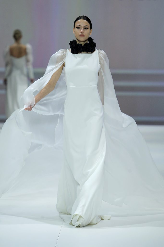In questa foto una modella indossa un abito da sposa Sophie et Voila 2023, visto sulla passerella della BBFW 2022