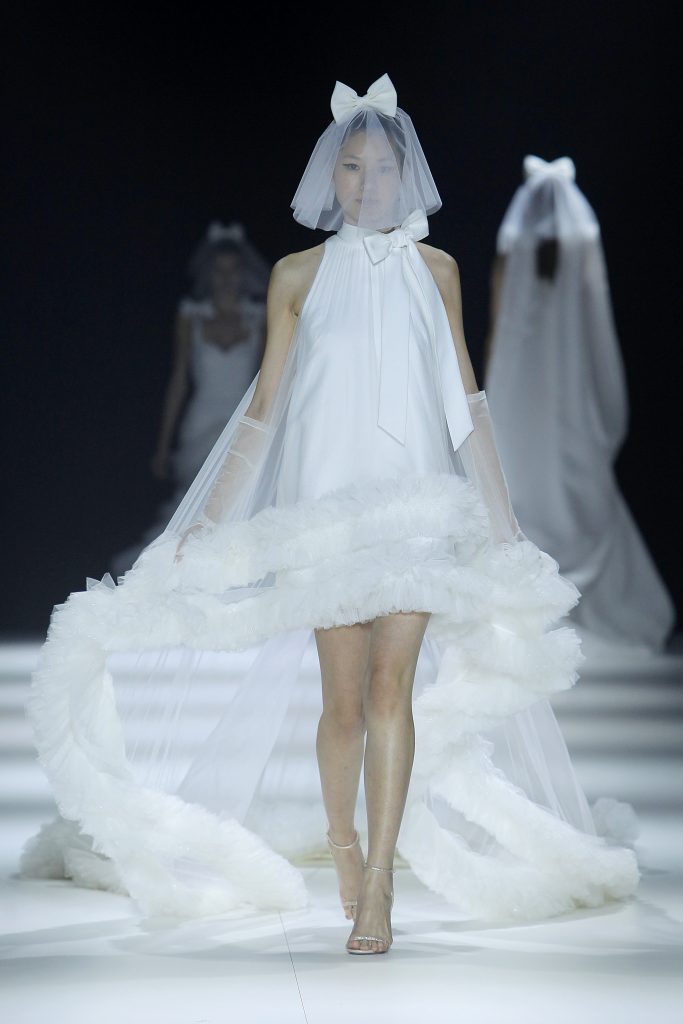 In questa foto una modella indossa un abito da sposa Viktor e Rolf 2023, visto sulla passerella della BBFW 2022