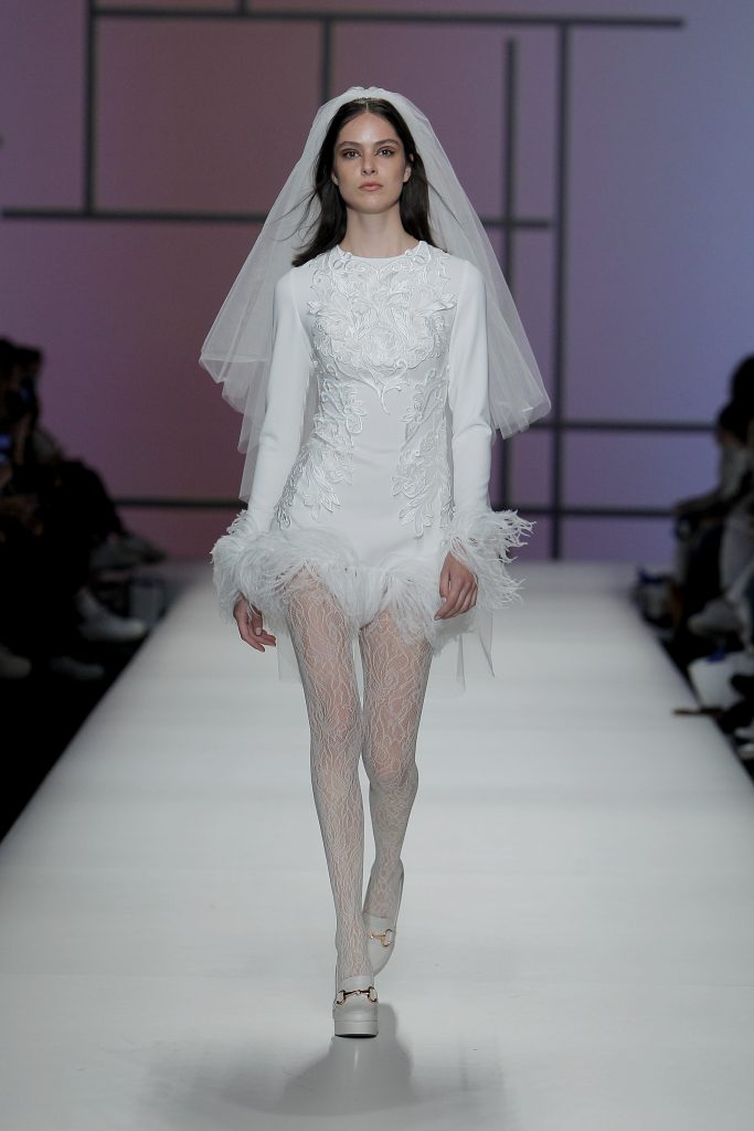 In questa foto una modella indossa un abito da sposa YolanCris 2023, visto sulla passerella della BBFW 2022