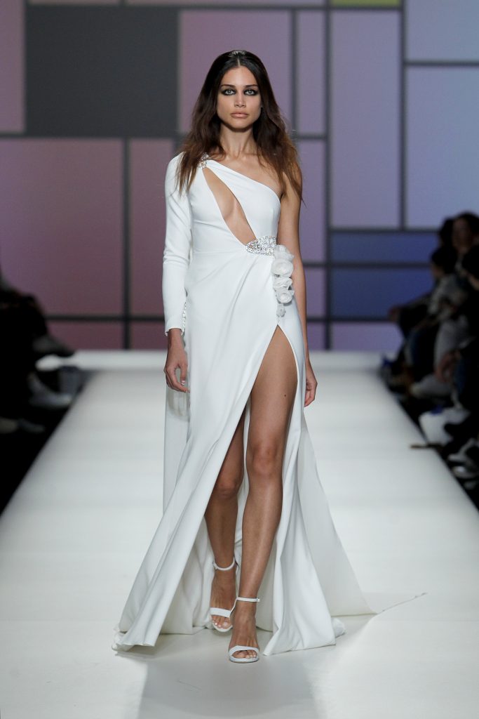 In questa foto una modella indossa un abito da sposa YolanCris 2023, visto sulla passerella della BBFW 2022