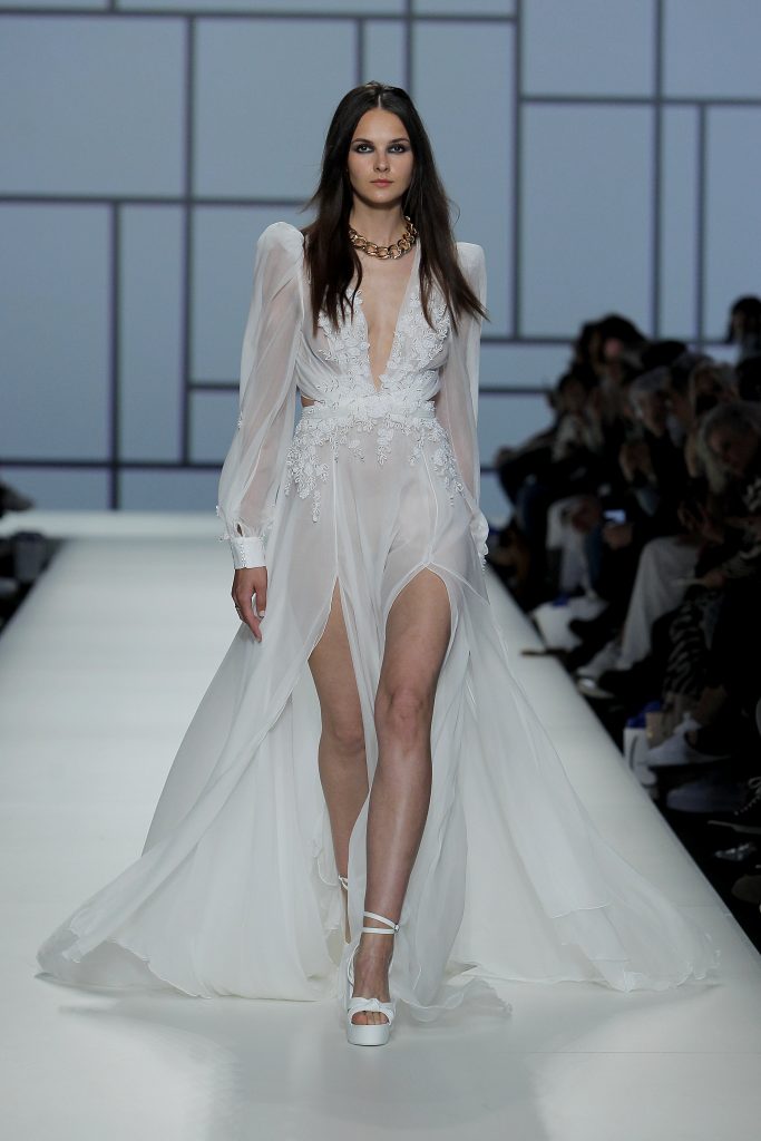 In questa foto una modella indossa un abito da sposa YolanCris 2023, visto sulla passerella della BBFW 2022