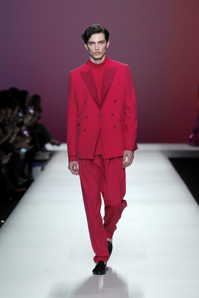 In questa foto il modello indossa un completo rosso Carlo Pignatelli.