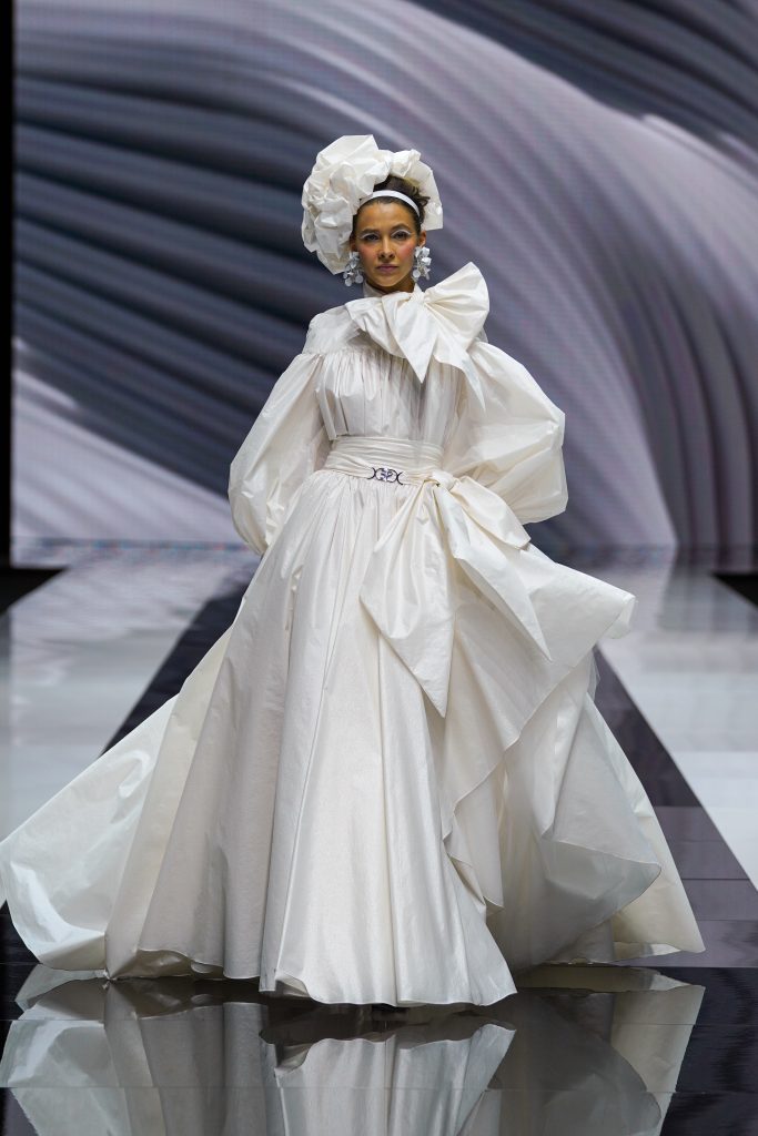 La modella indossa un abito voluminoso della nuova collezione sposa Elisabetta Polignano 2023.