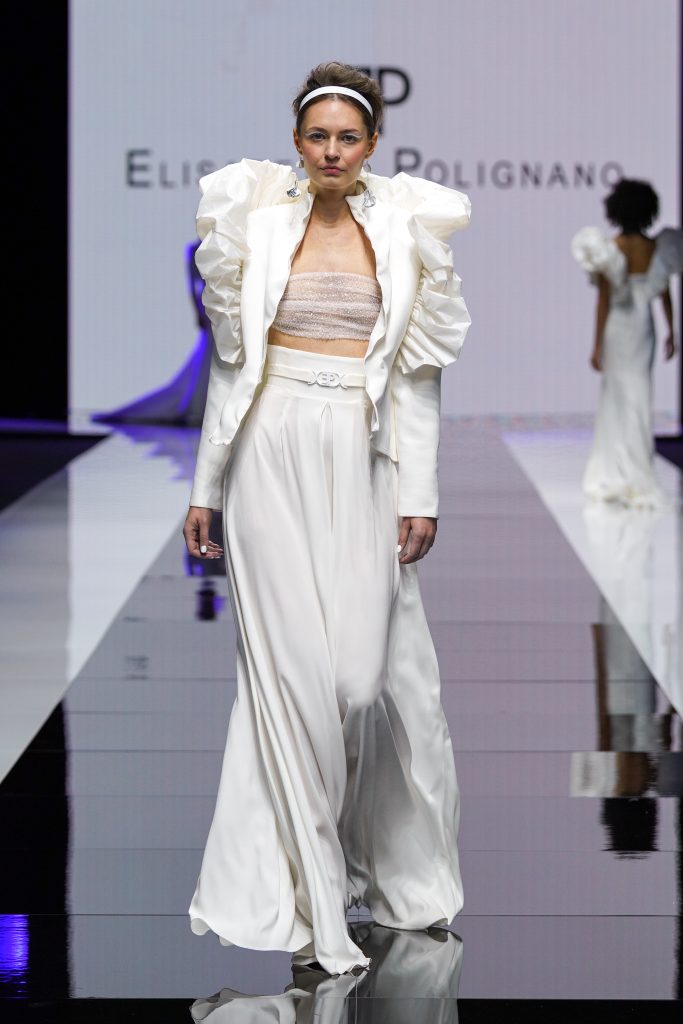 La modella indossa un completo gonna e giacca della nuova collezione sposa Elisabetta Polignano 2023.