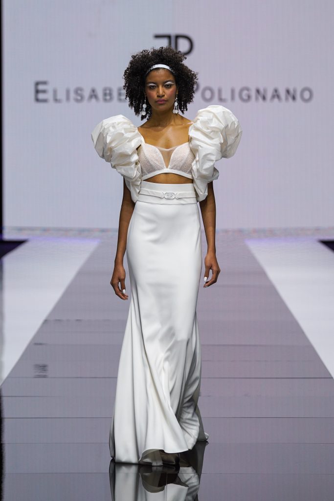 La modella indossa un abito con maniche baloon della nuova collezione sposa Elisabetta Polignano 2023.