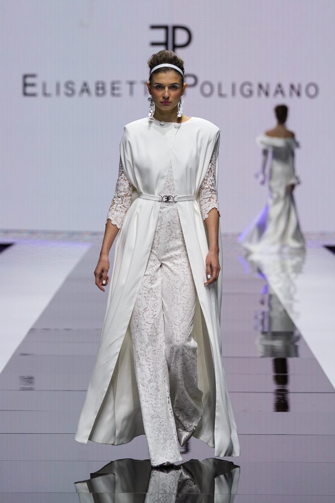 La modella indossa completo con pantalone di pizzo della nuova collezione sposa Elisabetta Polignano 2023.