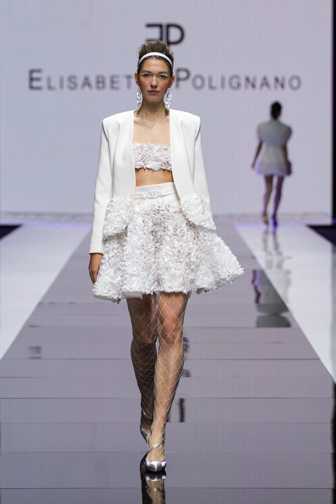 La modella indossa un completo gonna e giacca della nuova collezione sposa Elisabetta Polignano 2023.