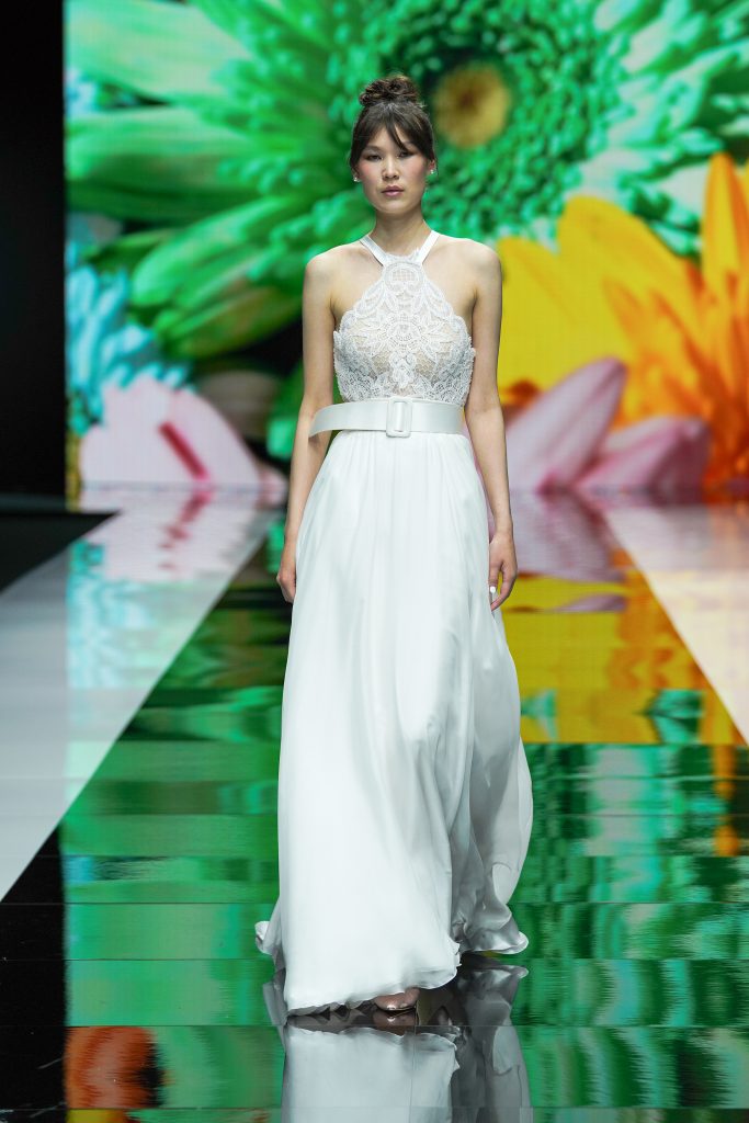In questa foto la modella indossa un abito bianco con ricamo sul corpetto della nuova collezione sposa My Secret 2023.