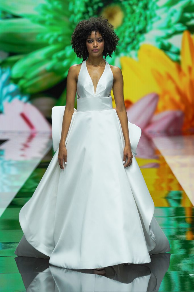 In questa foto la modella indossa un abito in tessuto rigido della nuova collezione sposa My Secret 2023.