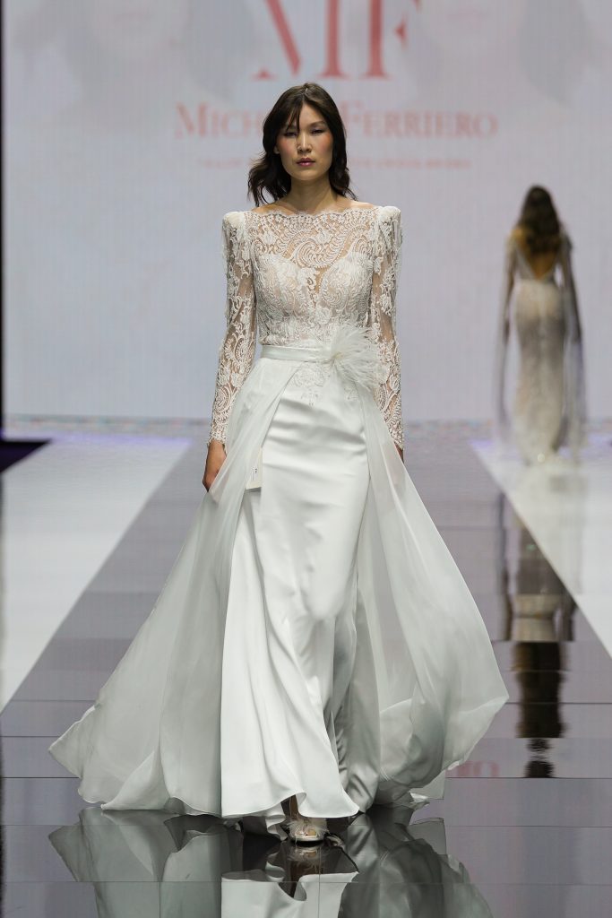 In questa foto la modella indossa un abito da sposa della collezione sposa Michela Ferriero 2023 scon spalline e pizzo.