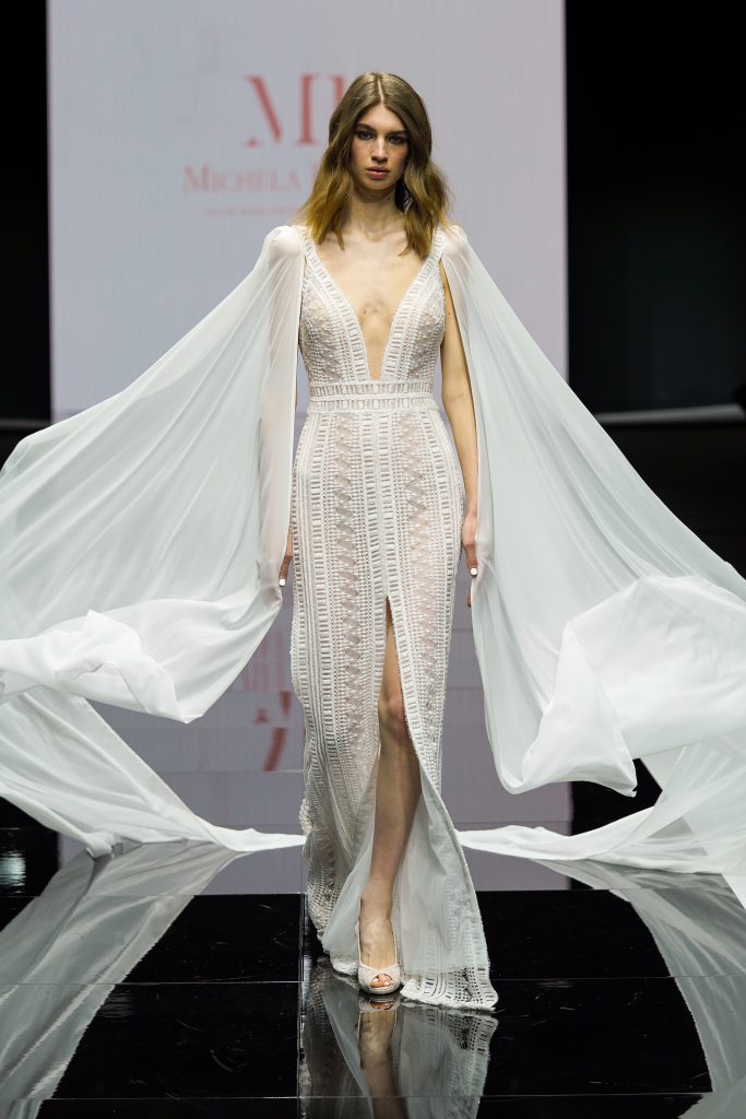 In questa foto la modella indossa un abito da sposa della collezione sposa Michela Ferriero 2023 con ampie maniche lunghe.
