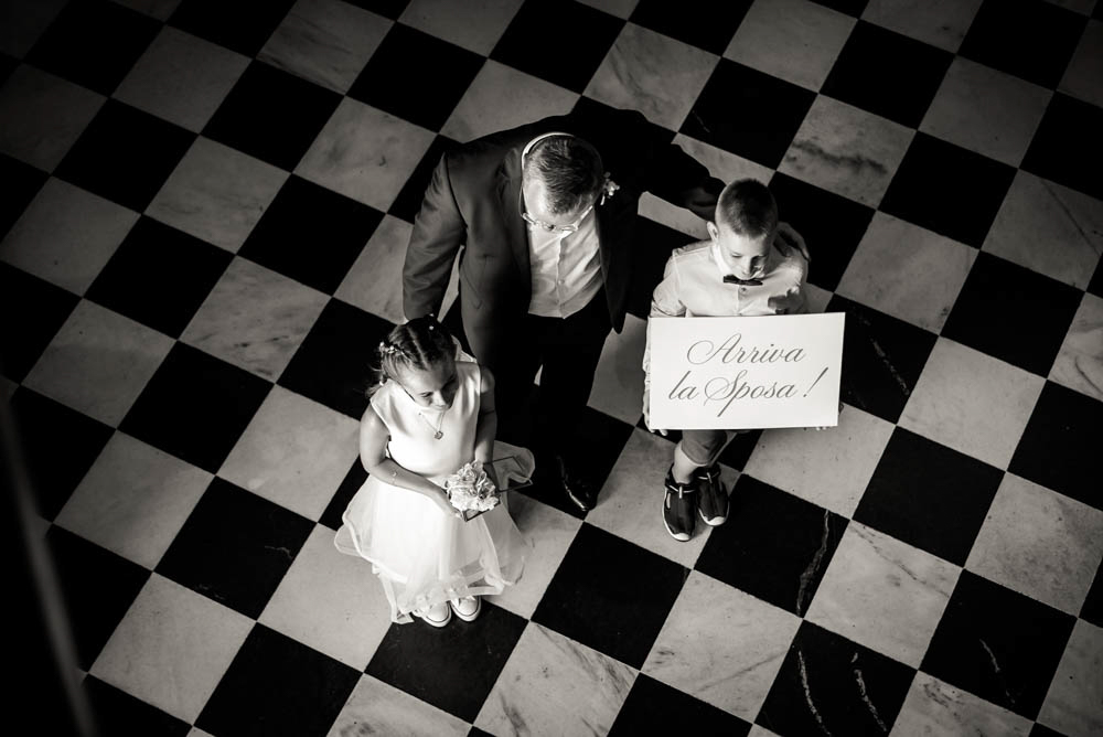 Bambini con cartello "arriva la sposa" Michele Dell'Utri fotografo Milano