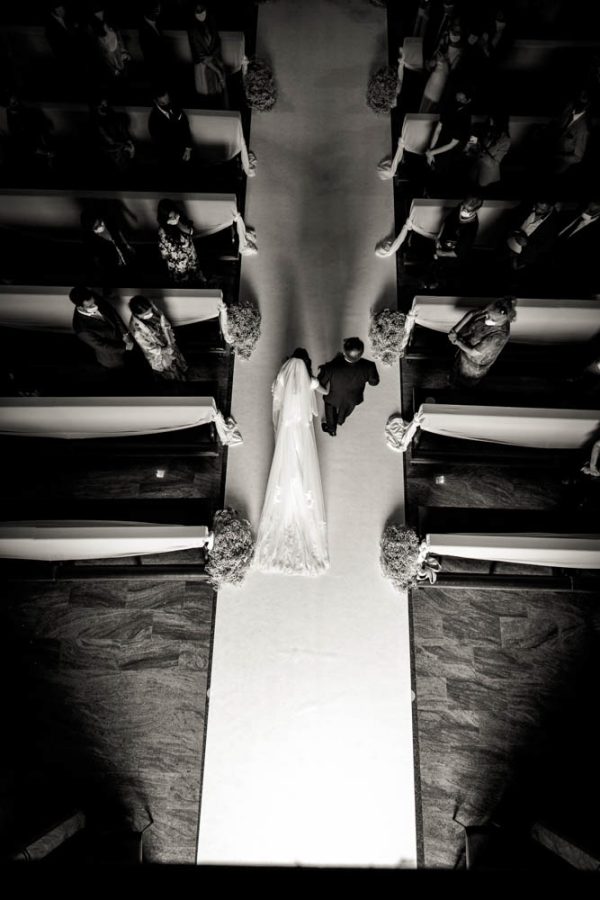 Sposa si dirige all'altare Michele Dell'Utri fotografo Milano