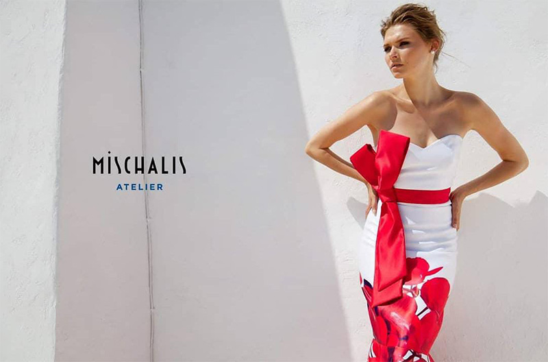 Un abito bianco con stampe floreali rosse della collezione Mischalis Atelier