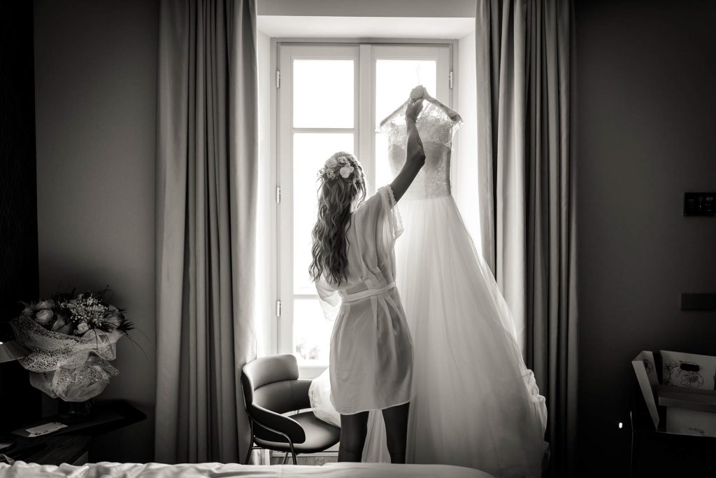 Sposa durante preparativi Michele Dell'Utri fotografo Milano
