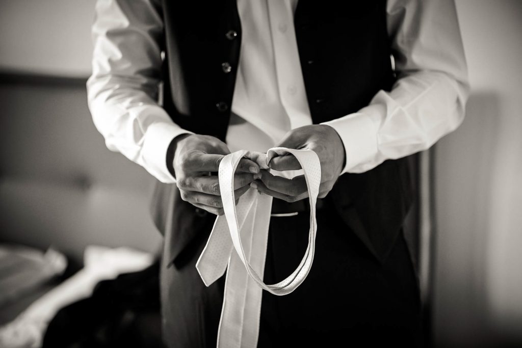 Sposo durante preparativi Michele Dell'Utri fotografo Milano