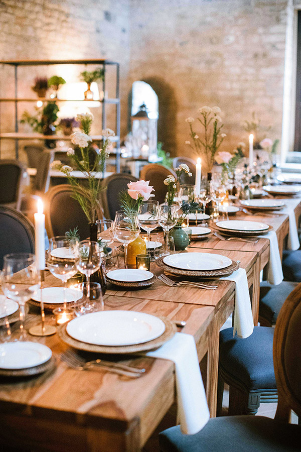 Un esempio di allestimento floreale per matrimonio country chic a Spao Borgo San Pietro: fiori di campo e rose