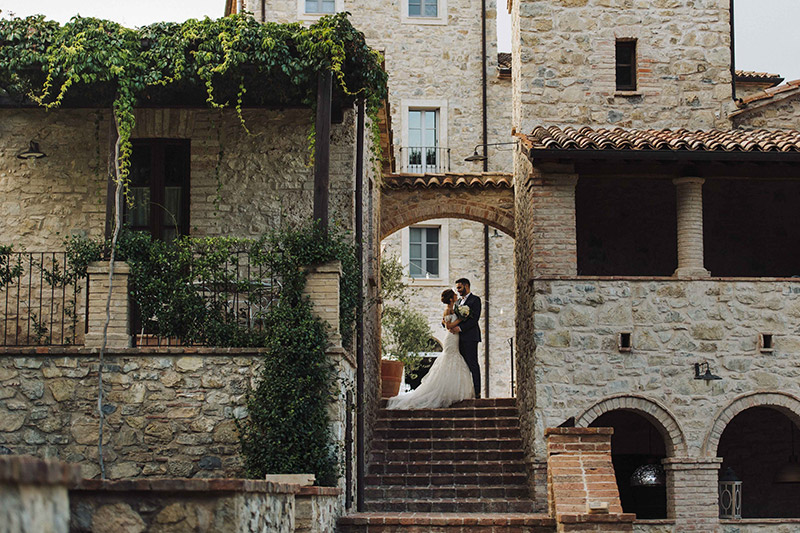 Una coppia di sposi all'ingresso di Spao Borgo San Pietro