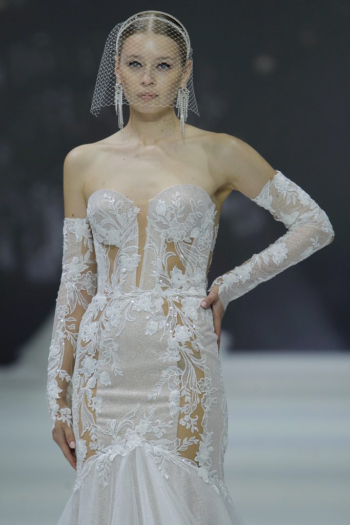 In questa foto la modella indossa un abito da sposa a sirena con trasparenze.