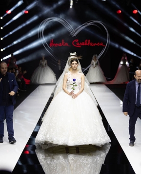 Abiti da sposa Amelia Casablanca 2023, maxi volumi e luce all over