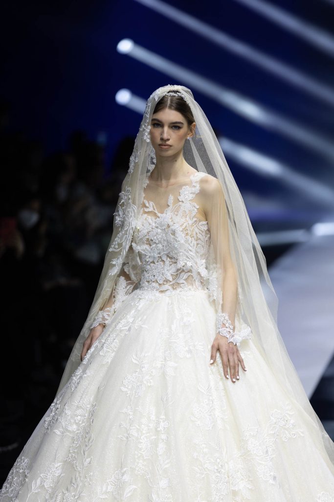 In questa foto la modella indossa un abito da sposa Amelia Casablanca 2023 con decoro floreale tatoo.