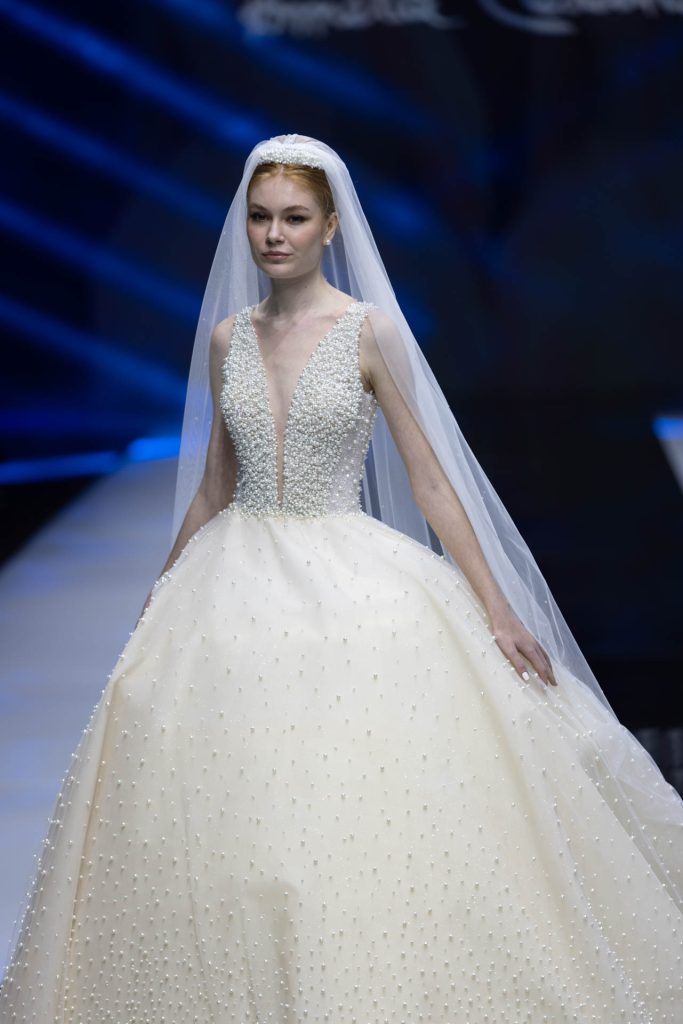 In questa foto la modella indossa un abito da sposa Amelia Casablanca ricoperto da perle.