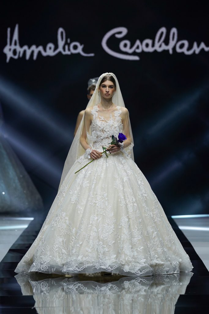 In questa foto la modella indossa un abito da sposa Amelia Casablanca con gonna ampia e pizzo.