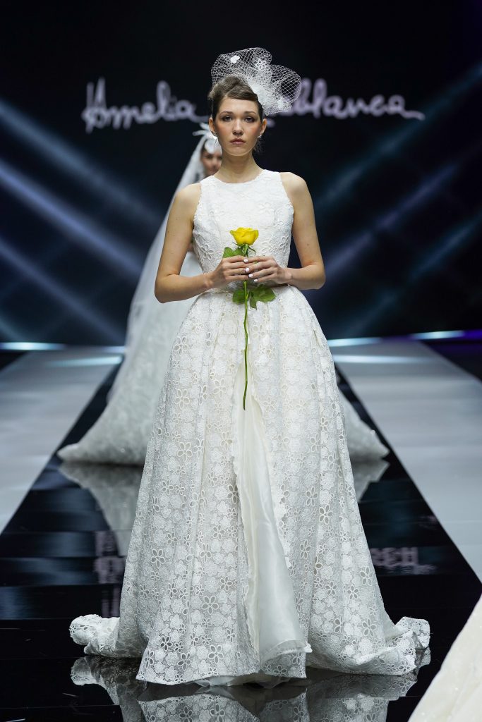 In questa foto la modella indossa un abito da sposa Amelia Casablanca con pizzo di margherite.