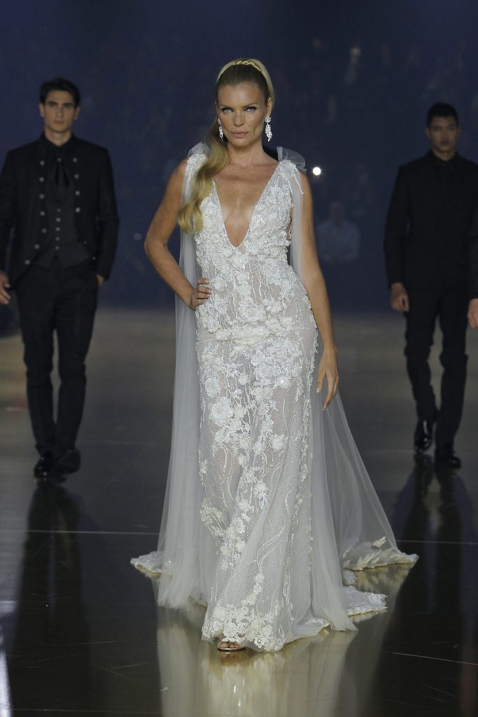 In questa foto la modella indossa un abito da sposa a sirena Atelier Pronovias 2023.