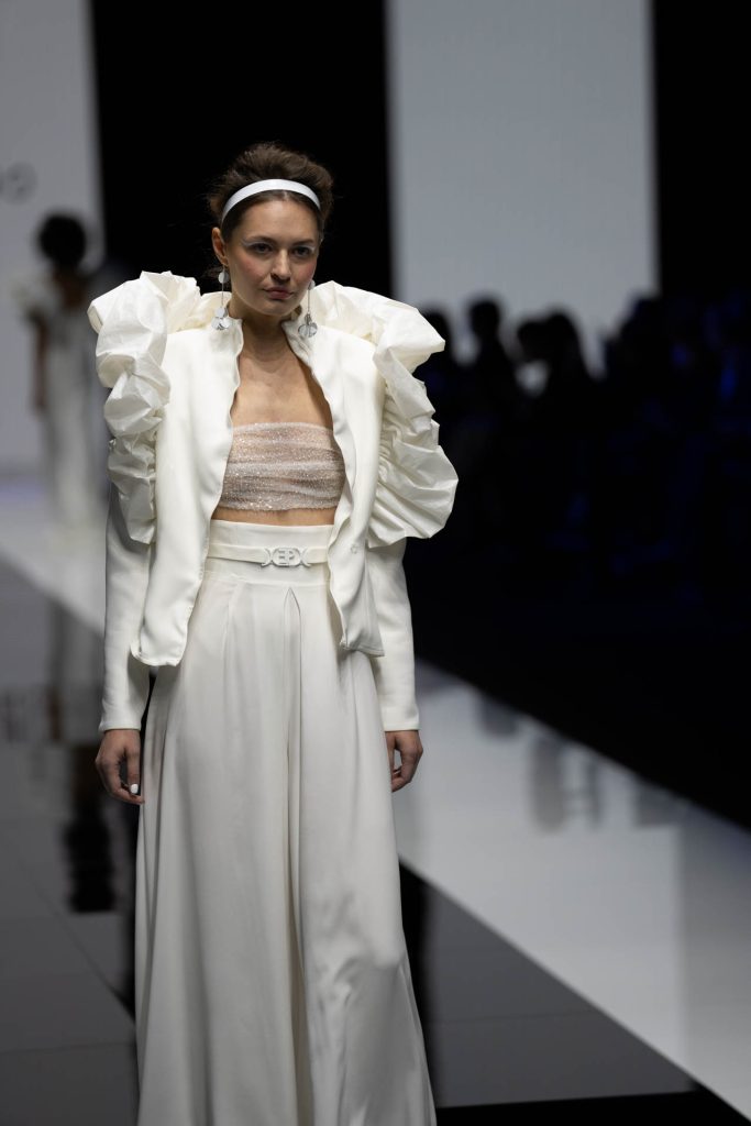 La modella indossa un abito con maniche voluminose della nuova collezione sposa Elisabetta Polignano 2023.