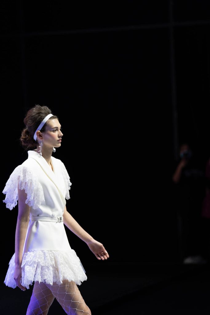 La modella indossa un abito con cinturino in vita della nuova collezione sposa Elisabetta Polignano 2023.