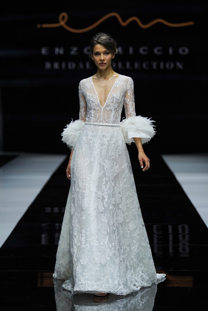 In questa foto la modella indossa un abito da sposa Enzo Miccio 2023 con scollo a V.