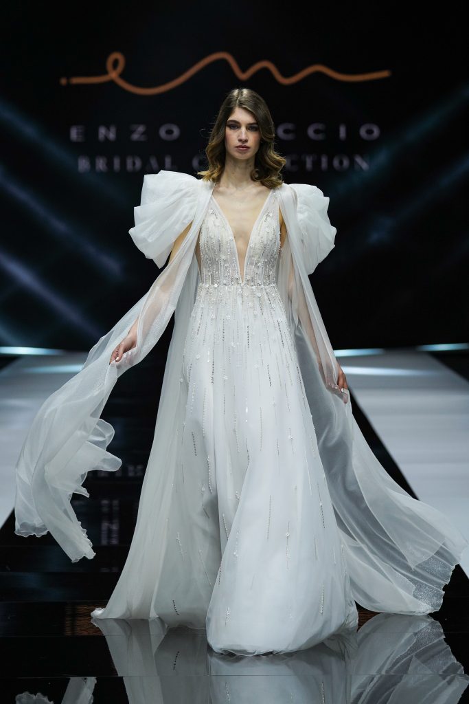 In questa foto la modella indossa un abito da sposa Enzo Miccio 2023 con maniche ampie.