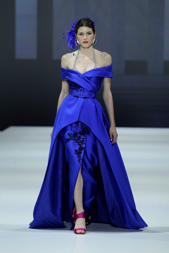 In questa foto la modella indossa un abito da cerimonia Higar Novias 2023 blu elettrico.