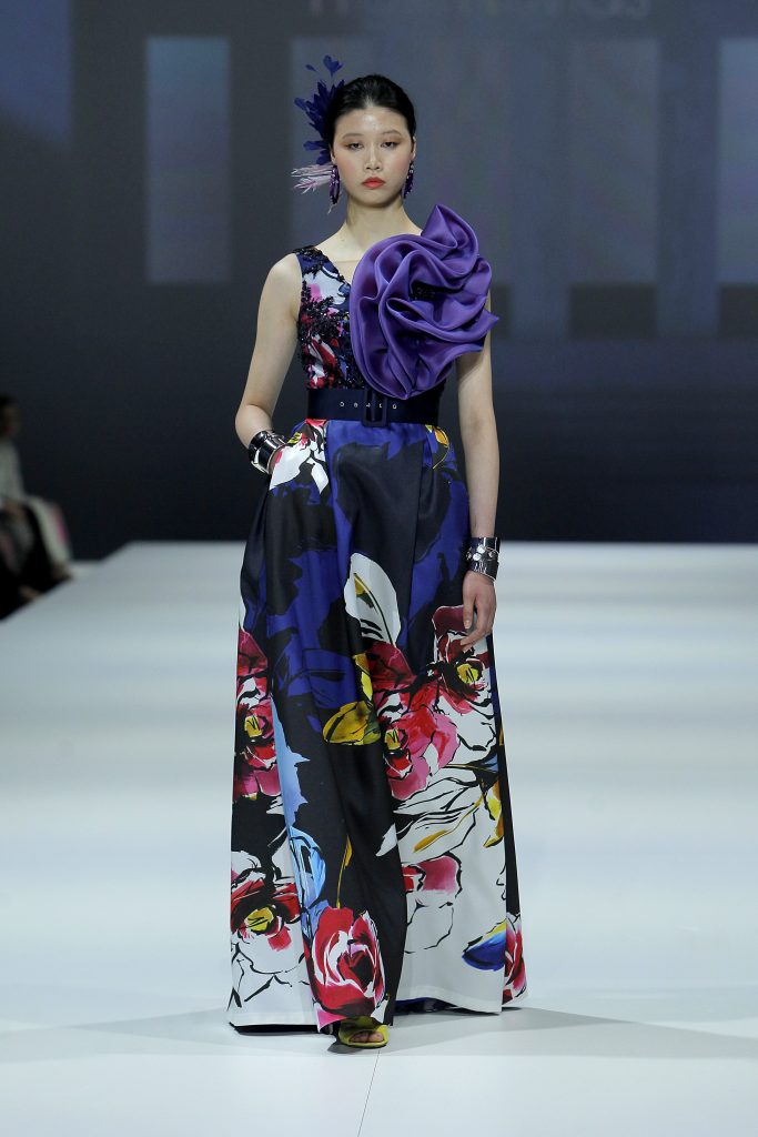 In questa foto la modella indossa un abito da cerimonia Higar Novias 2023 con stampa floreale.