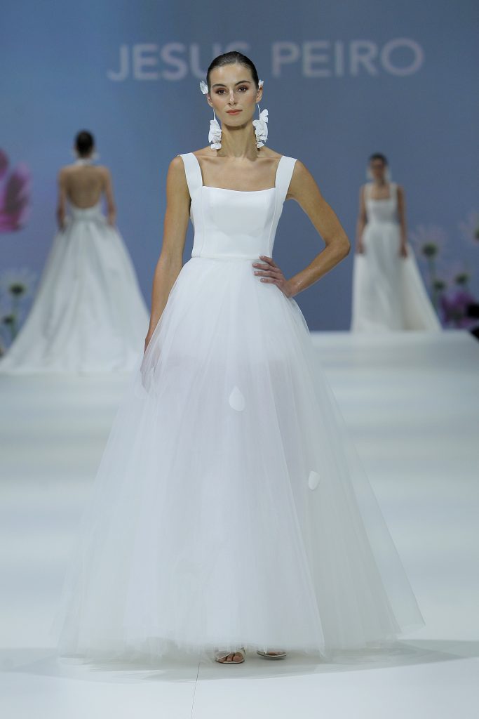In questa foto la modella indossa un abito da sposa semplice 2023 Jesus Peiro con gonna di tulle