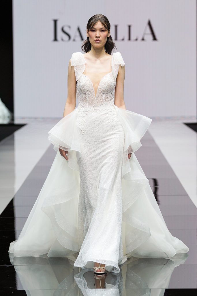 In questa foto la modella indossa un abito da sposa Maison Signore 2023 con volant.
